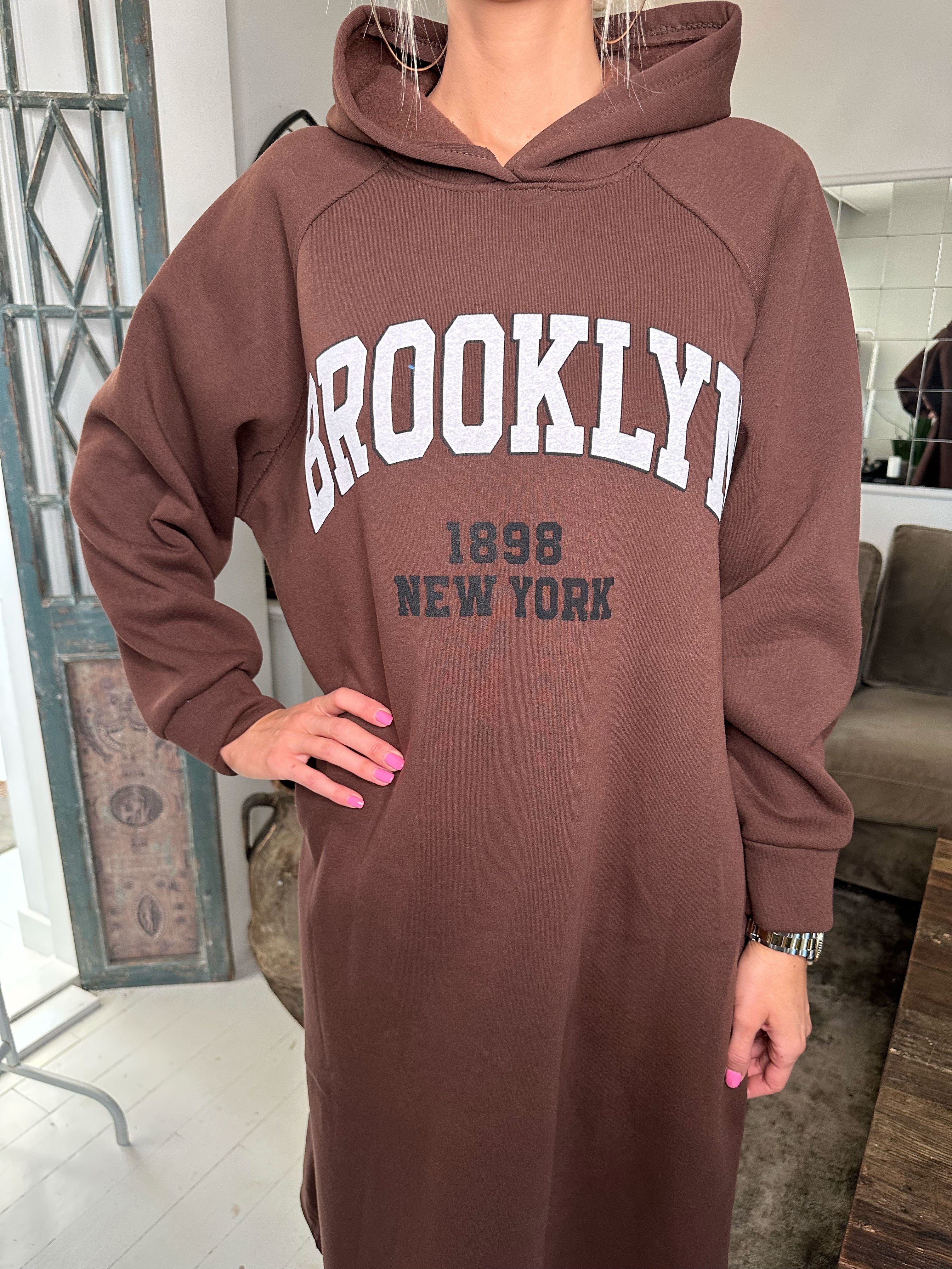 Angela - Lång hoodie-klänning i bomull med tryck på bröstet